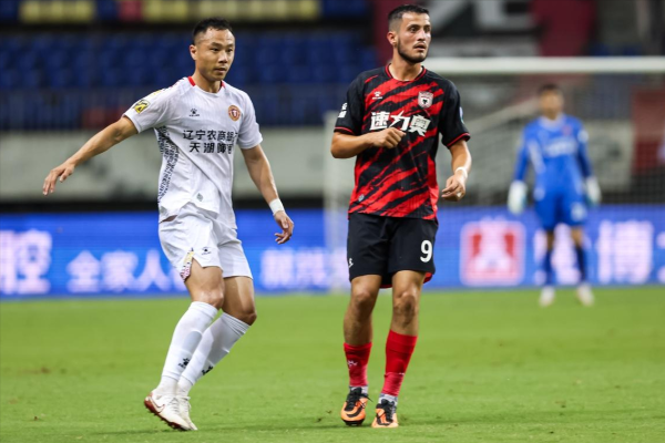 配资资讯门户网 3-1大冷门，联赛第12掀翻联赛第1，48岁李金羽率队2连胜终结